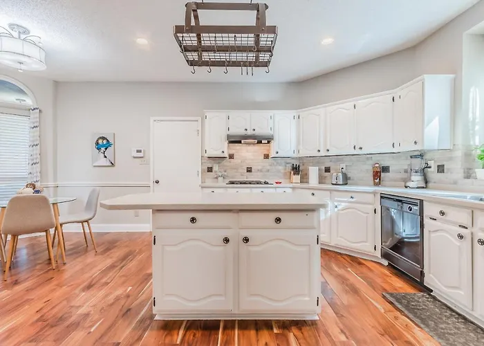 * *Astounding House **Perfect For Family And Friends , Pool , Hot Tub, & Game Room