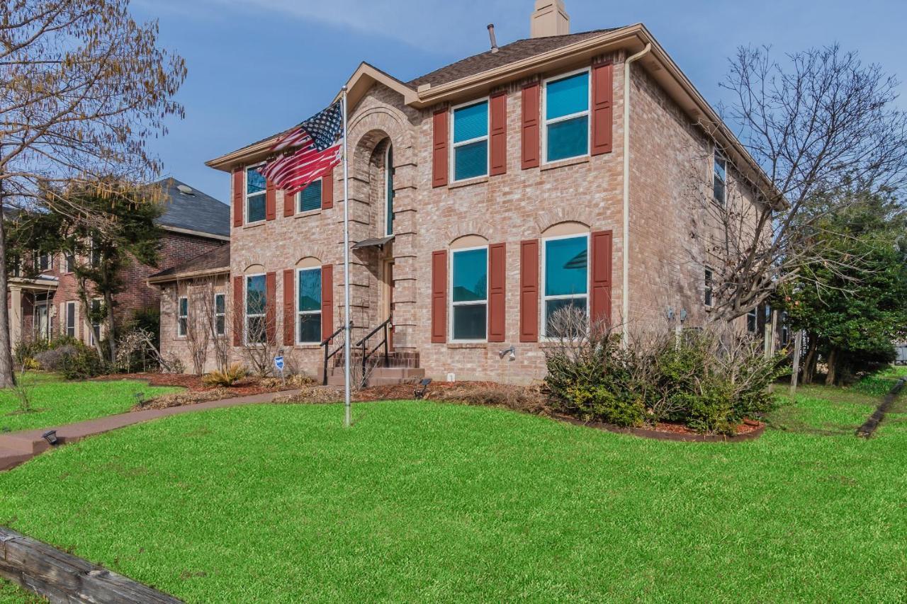 * *astounding House **perfect For Family And Friends , Pool , Hot Tub, & Game Holiday home *