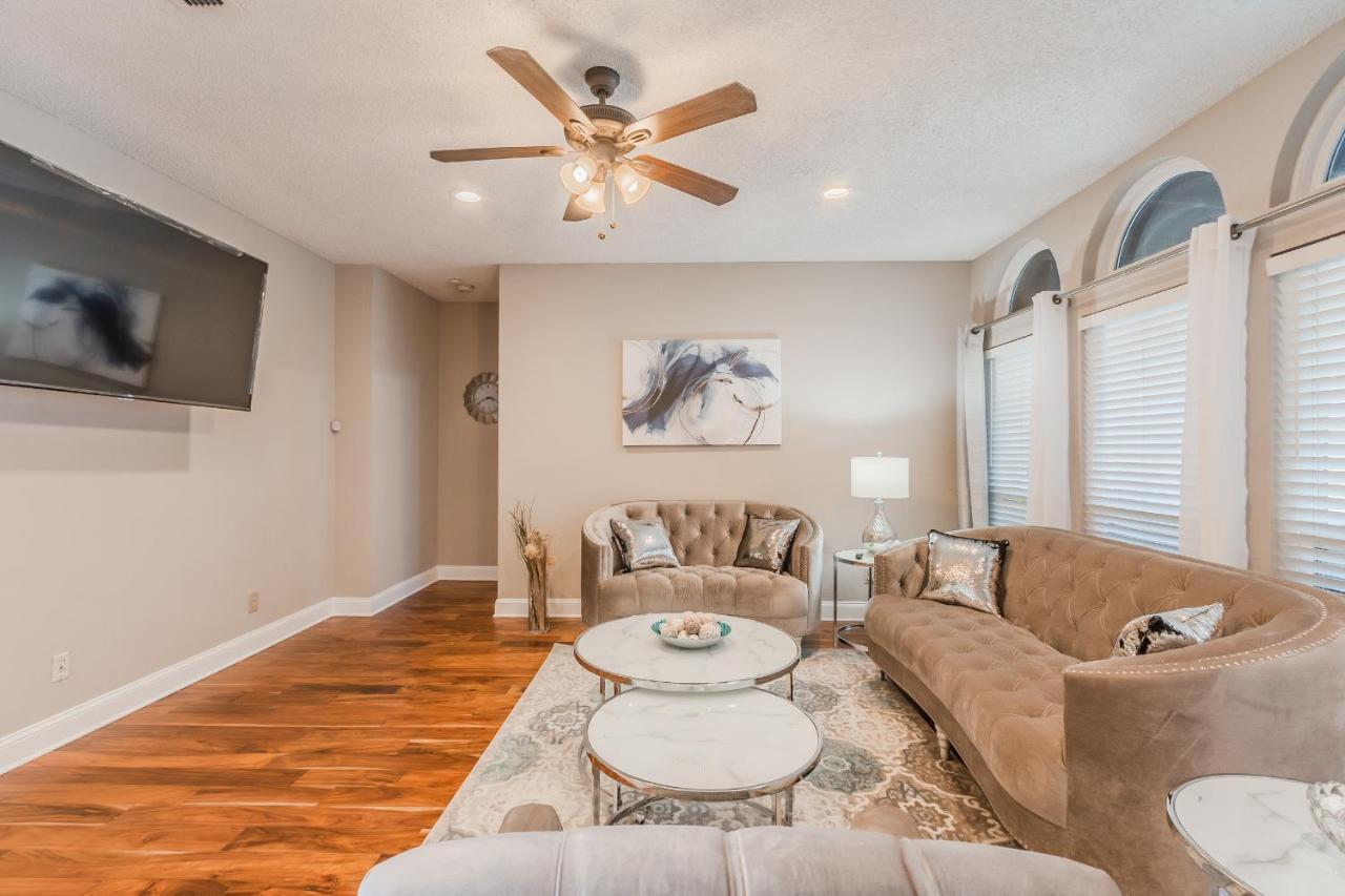* *astounding House **perfect For Family And Friends , Pool , Hot Tub, & Game * Allen
