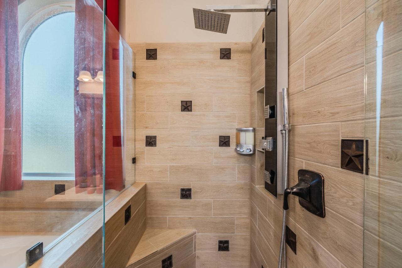 * *astounding House **perfect For Family And Friends , Pool , Hot Tub, & Game