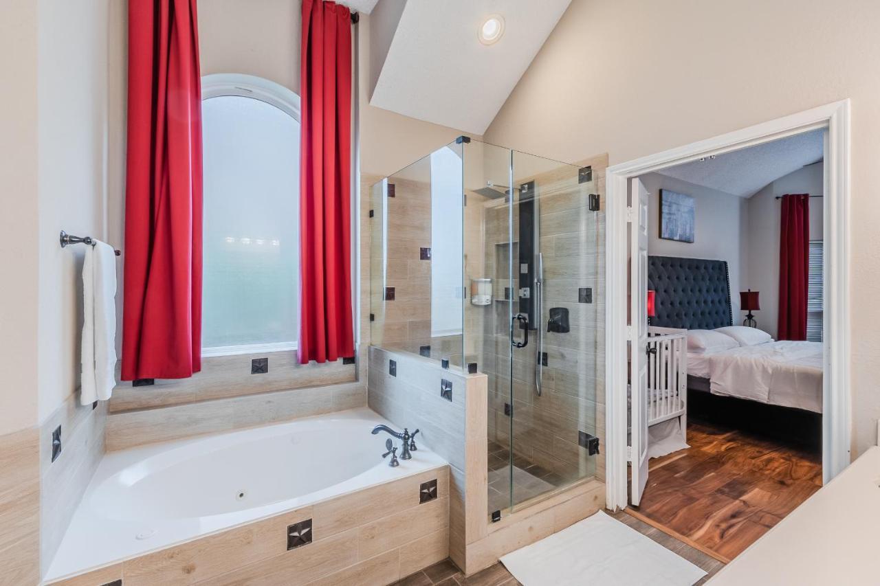 Holiday home * *astounding House **perfect For Family And Friends , Pool , Hot Tub, & Game *