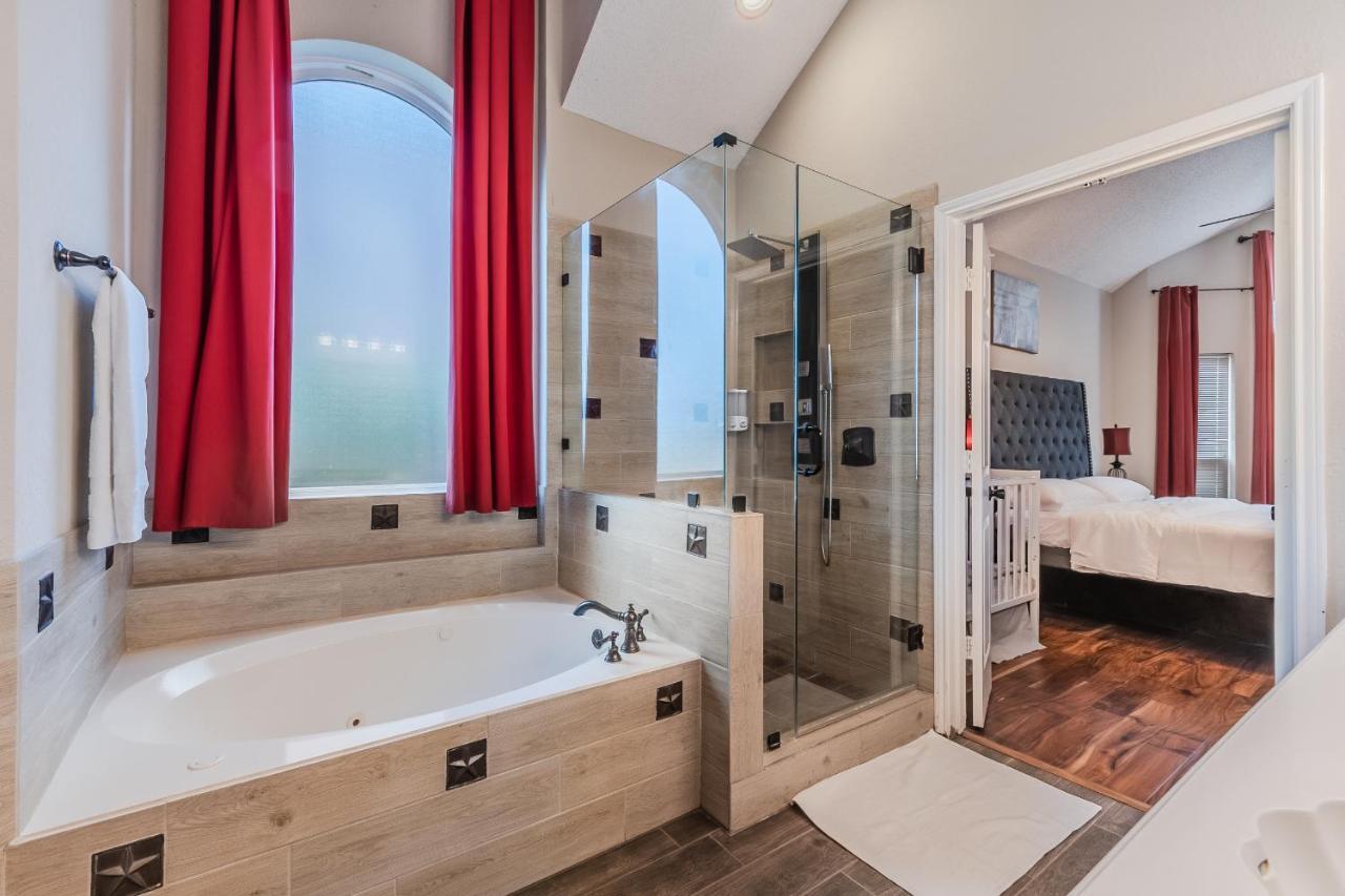 Holiday home * *astounding House **perfect For Family And Friends , Pool , Hot Tub, & Game