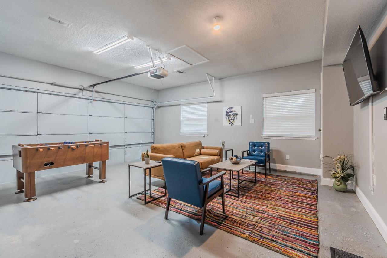 * *astounding House **perfect For Family And Friends , Pool , Hot Tub, & Game *
